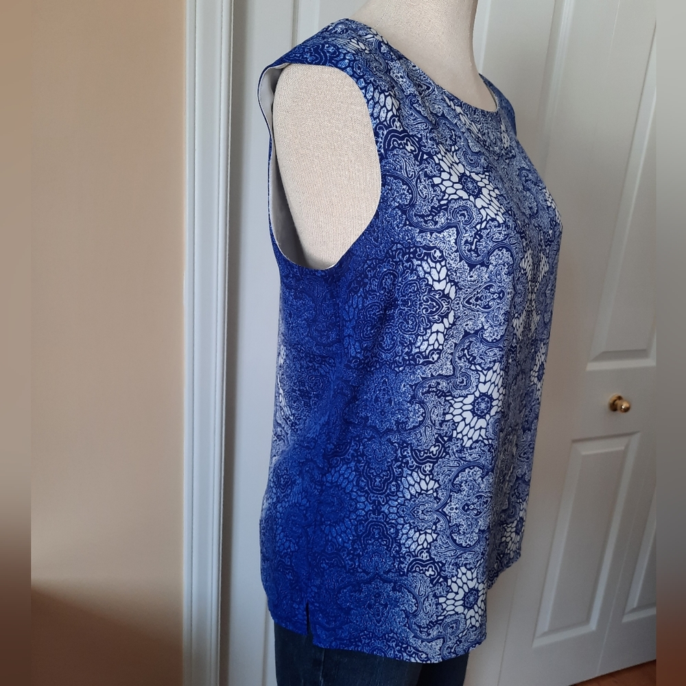 CLEO petitie blue sleeveless blouse